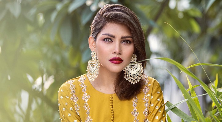 ঘনিষ্ঠ সম্পর্কে জড়াতে মেসেজ, পুলিশের নম্বর দিলেন পিয়া!